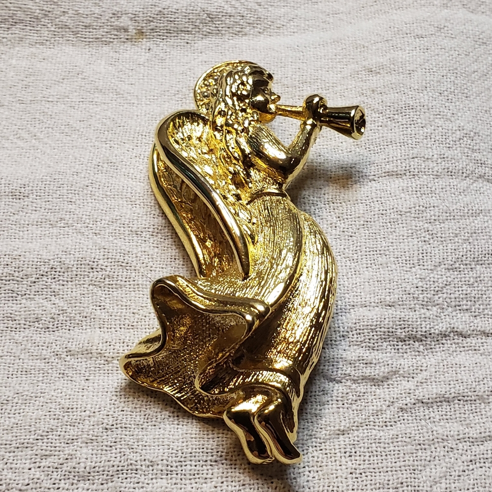 Beautiful Vintage 1980's Gerrys Goldtone Angel With Horn And Rhinestones In Halo